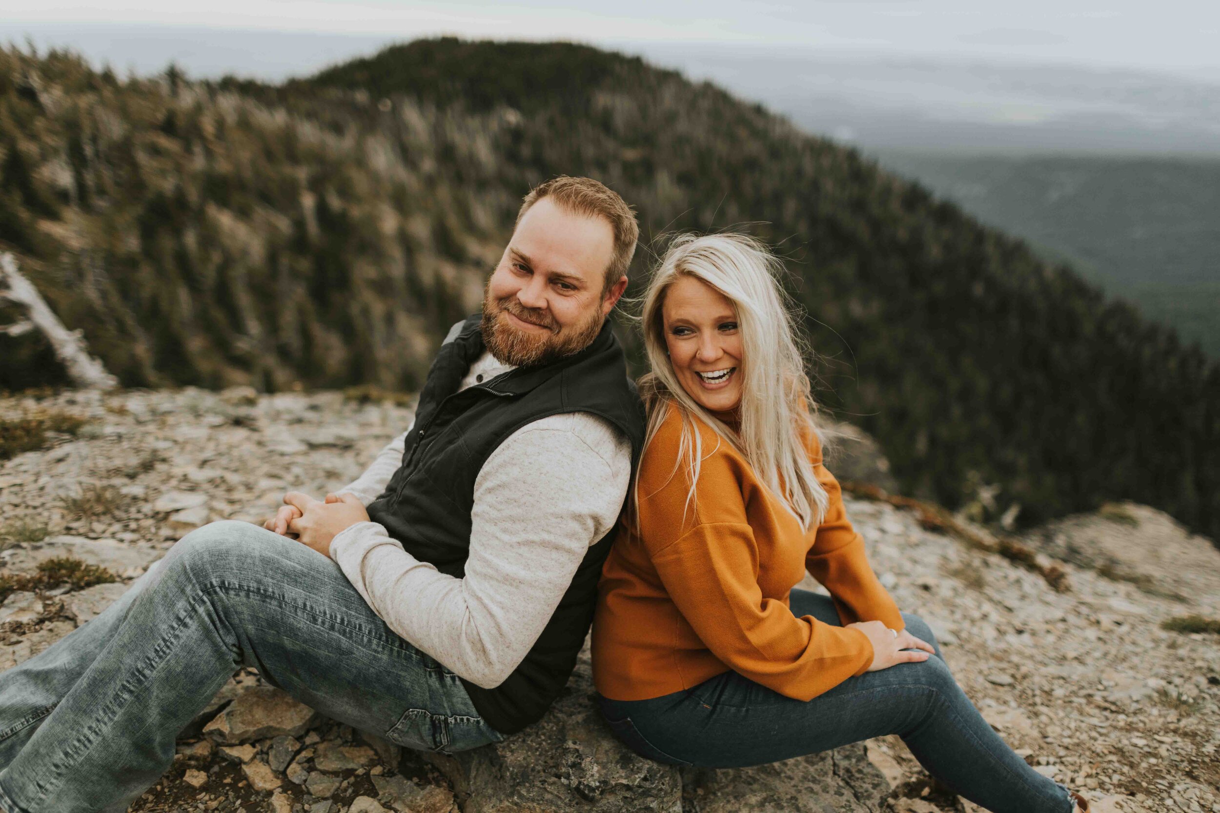 lookout-mountain-mt-hood-cozy-engagement-brittany-kevin-ilumina-photography-7037.jpg